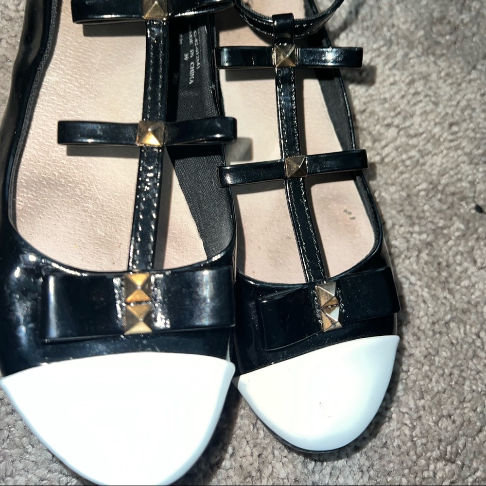 Black and White Flat - Picture 2 of 5